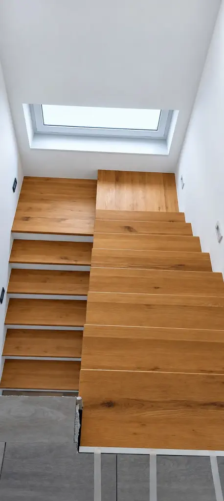 Masivne hrastove stopnice s podestom